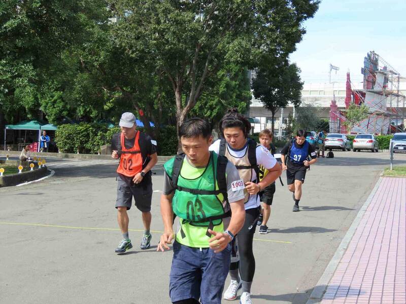 森林護管員必須具備體力應付山林環境,林業署嘉義分署透過負重跑走測驗,了解應考人體力。(圖由嘉義分署提
