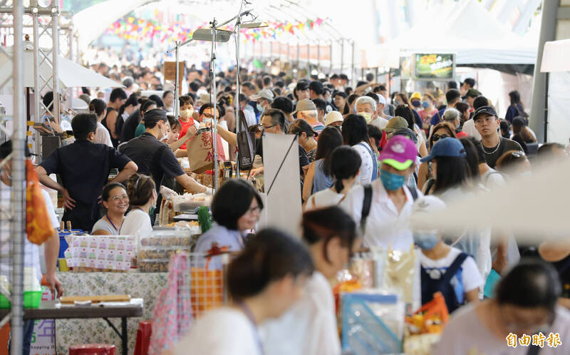 今年10月有中秋、國慶和光復節三大連假,許多民眾安排出外遊玩。(資料照)