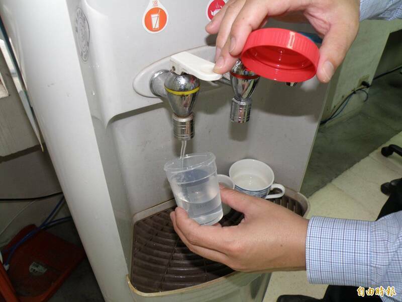 北漂女為省錢,下班從公司飲水機裝水回家,卻被貼上「請勿濫用水資源」告示;律師包盛顥提醒,少量帶水通常