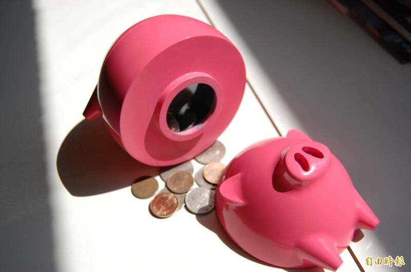 物價飆漲、通膨壓力沉重,許多上班族與年輕人淪為「月光族」。(示意圖)