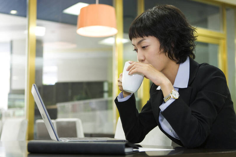 網友發文指出,雇主若採用「遲到一分鐘扣50元」或「遲到未滿一小時以一小時計」等不成比例的扣薪方式,恐