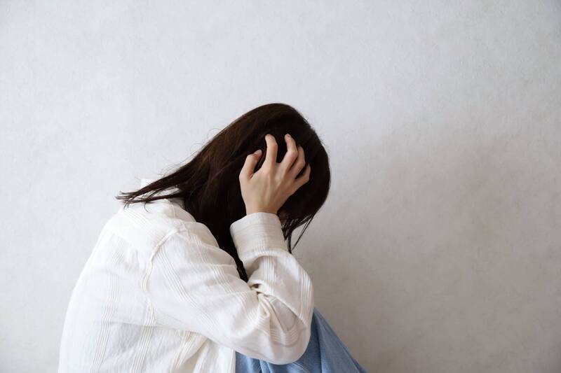 近日有網友分享,自身因畢業於私校,入職後被同事「酸學歷」,讓她無奈又心寒。(示意圖)