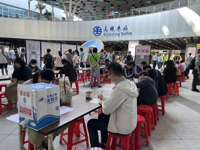 高雄聯合徵才活動釋出1500個職缺,媒合率逾5成。(高市勞工局提供)