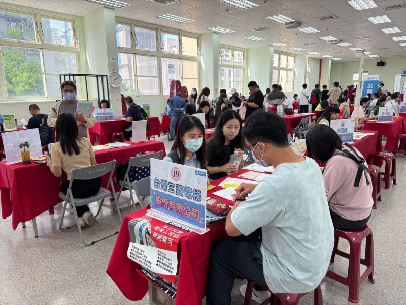 竹北就業中心徵才活動列車駛入社區,11月13日星期四在竹北市中興里集會所,11月15日星期六在竹北斗