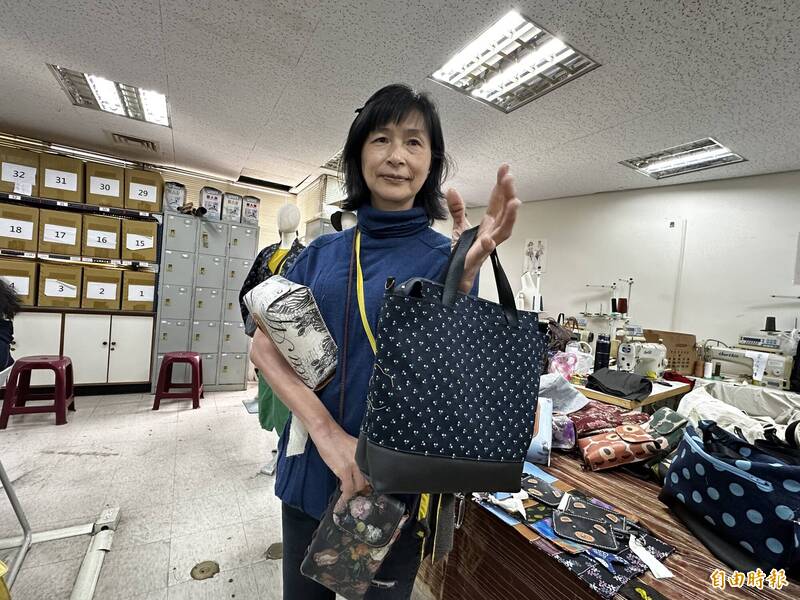 黃美玲展示自己完成的作品,找回自信心與成就感。(記者劉婉君攝)