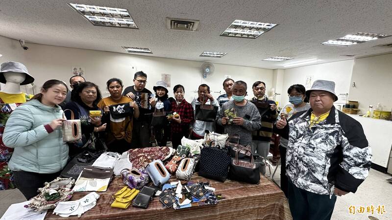 居家服飾皮革藝品手工縫製培訓班13名學員結束735小時的課程,於結訓儀式上展示自己的作品。(記者劉婉