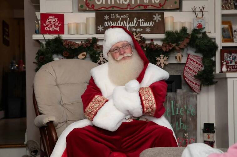 17年前,桑德斯為兒子裝扮成耶誕老人,如今發展成副業。(翻攝自網路)