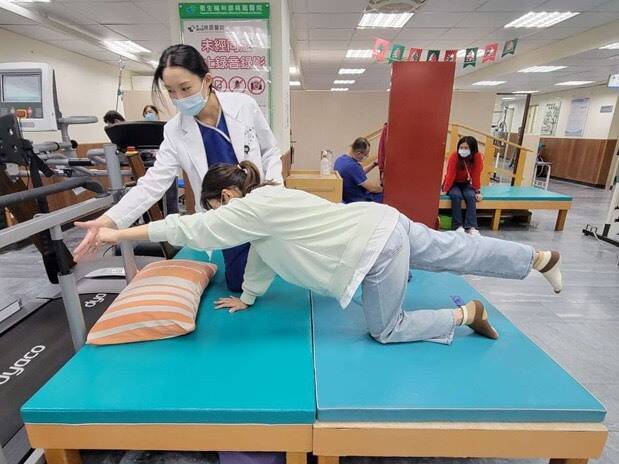 徐佩渝在待業期間運用「支援青年就業計畫」的協助,順利從求職新鮮人搖身變成物理治療師。(圖由桃竹苗分署