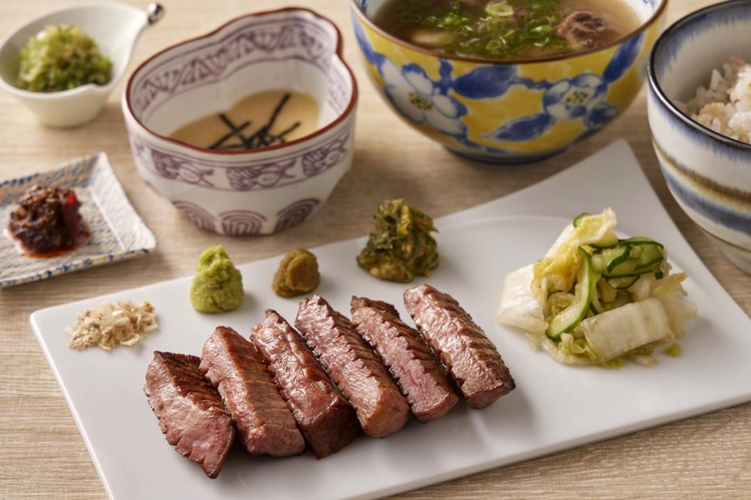 招牌主打的上選牛舌定食550元起。嚴選牛舌中後段烤至七分熟,展現爽脆彈性與柔嫩口感的黃金平衡,是首次