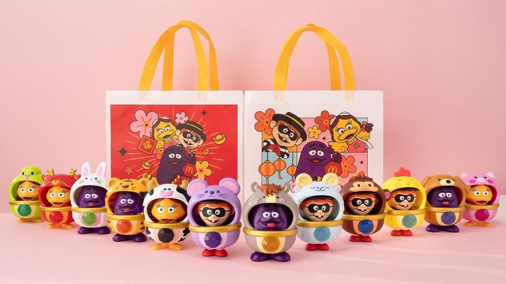 麥當勞推出「好朋友新春變裝秀」12生肖公仔,單隻99元,「金架馬西擻」為麥當勞歡樂送獨家限定。「好朋