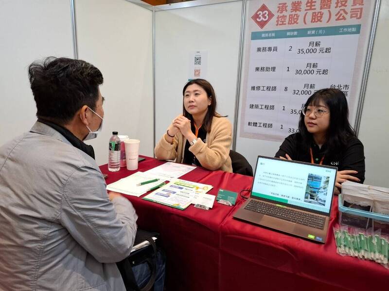 新北市暖冬就博會釋出逾2500個職缺,圖為廠商向民眾說明職缺內容。(圖由新北市勞工局提供)