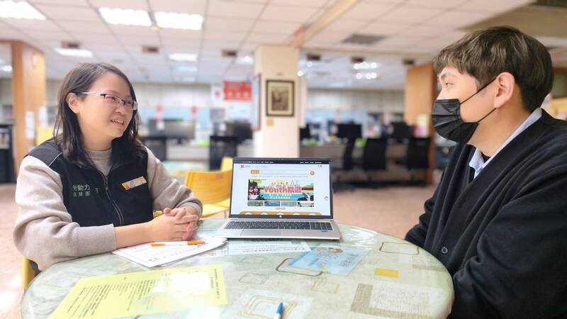 勞動部屏東就業中心運用「台灣就業通」網站整合多元就業資源,讓求職資訊即時到位。示意圖,非新聞中人物。