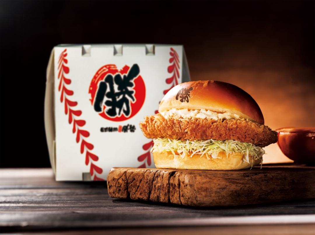 「勝勢大巨蛋店」在大巨蛋百貨影城前棟一樓戶外大螢幕轉播現場設置攤位,推出「買豬排送金牌!為中華隊加油