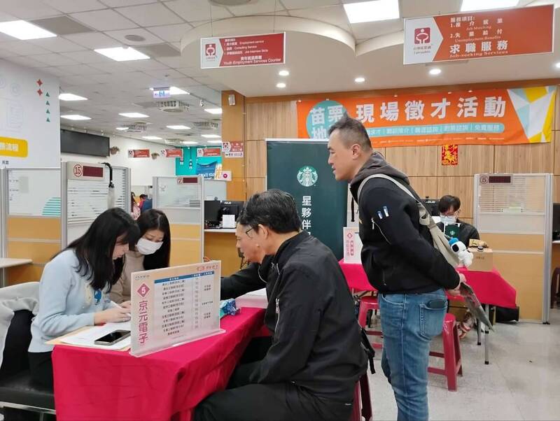 新北市勞工局說明228連假勞工出勤的加班費計算方式。(圖由新北市勞工局提供)