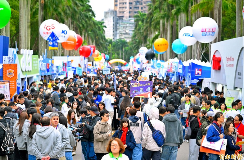 今年規模最大的校園徵才活動「台大徵才博覽會」昨登場,包括台積電等347家國內外企業設攤,提供約4萬個