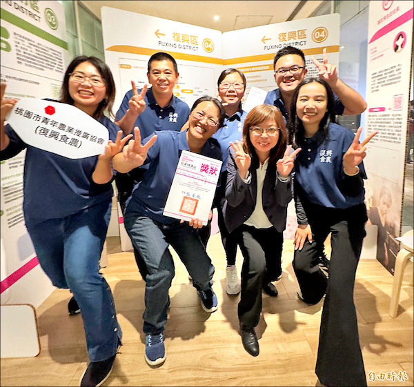 桃市府執行「一區一重點」策略助女力出頭天,婦幼局長杜慈容(右二)肯定復興食農等女性青農助部落婦女就業