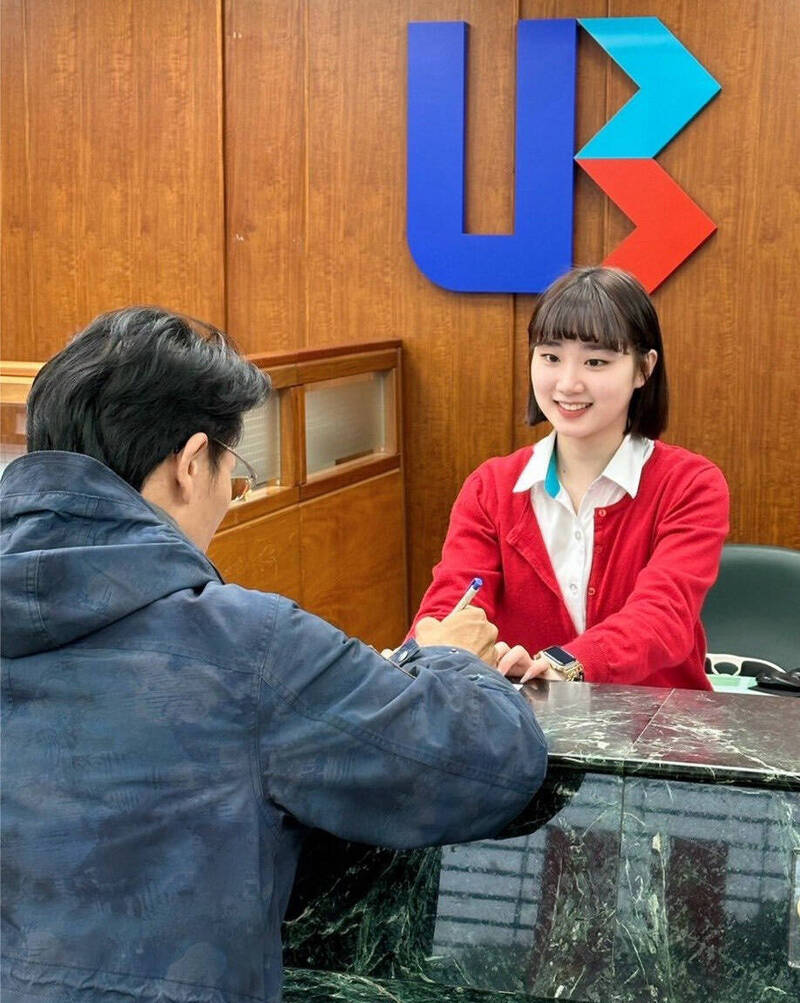 健行科大財金系學生曾子芳參與「數位金融理財服務實務學程」,於聯邦銀行實習期間成功攔阻詐騙案件。(桃竹