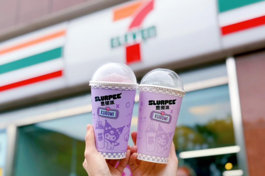 思樂冰「紫色莓好思樂冰」,酸甜莓果香氣搭配感光變色杯,拿到陽光下還會有酷洛米驚喜現身。(品牌提供)