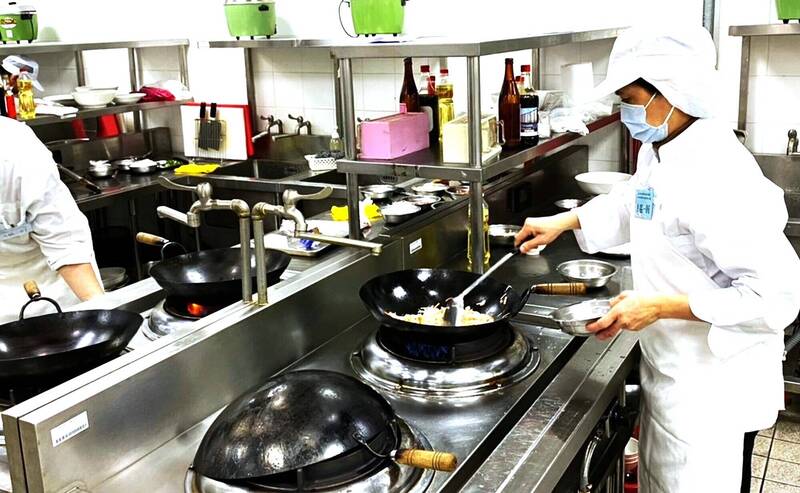 新北市招募公立幼兒園廚工,並持續推動「廚工留才升級方案」。(圖由新北市教育局提供)