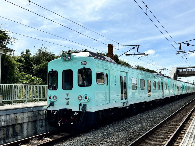 觀光列車海風號成為雄獅面試場域。(雄獅提供)