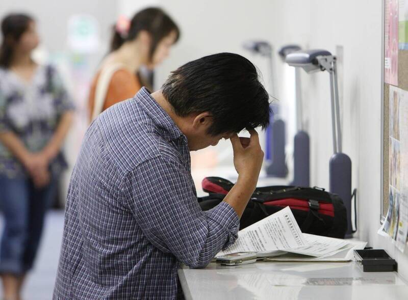 日本一名47歲、歷經「就業冰河期」的上班族,看到公司新進員工起薪後大受打擊,決定不再無償加班,並利用
