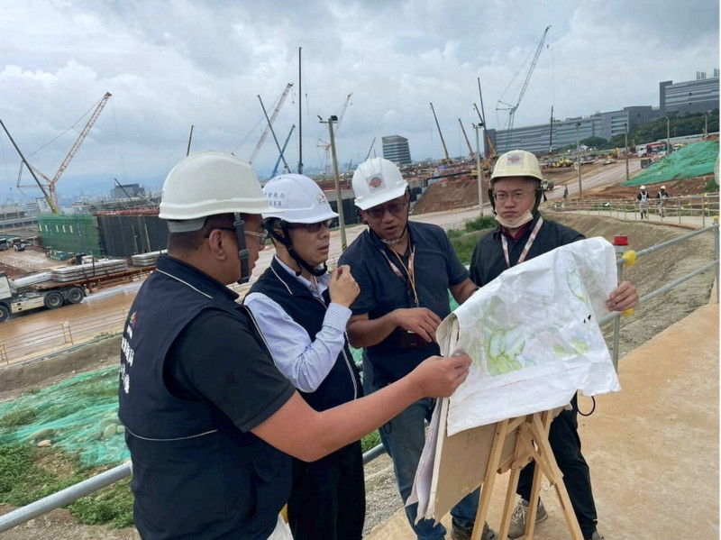 台中市經發局長張峯源(左二)日前赴台積電中科二期擴建案施工現場了解進度。(經發局提供)