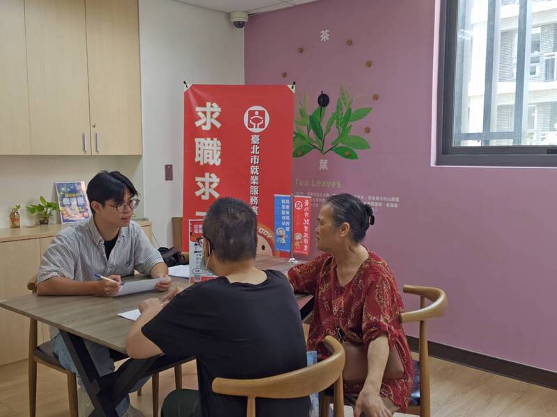 台北市勞動局就業服務處18日至21日,共邀集26家知名企業於各就服站舉辦現場徵才活動,提供895個工