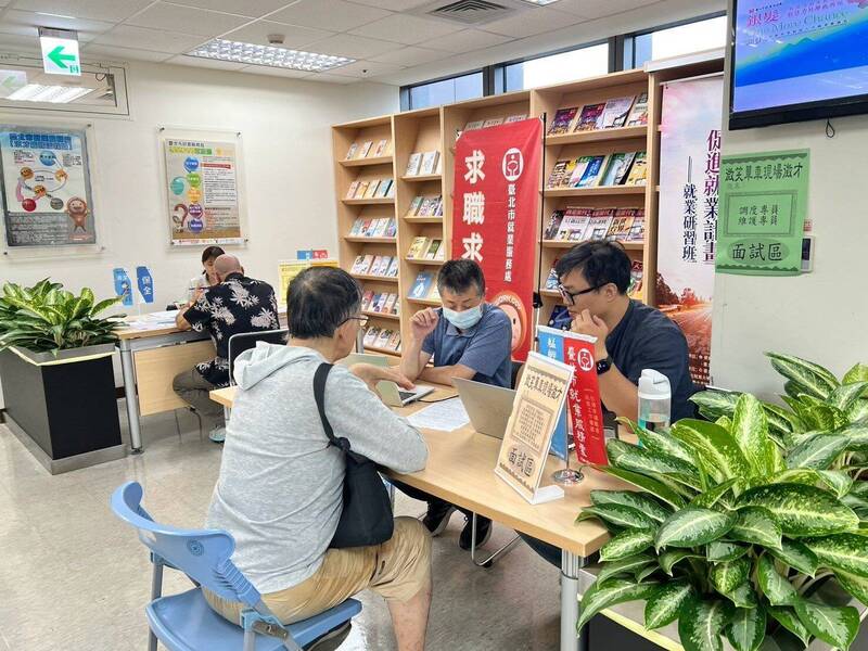 台北市勞動局就業服務處8月25日至8月28日,共邀集20家知名企業於各就服站舉辦現場徵才活動,提供9