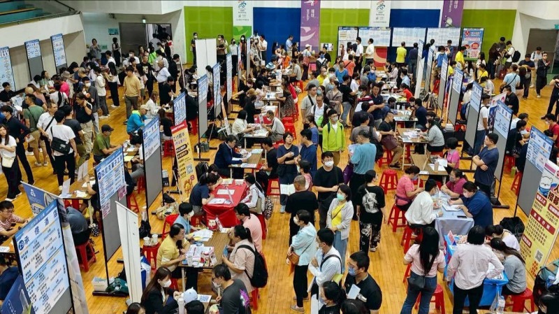 本週六在苓雅運動中心,將有大型徵場活動,釋出逾千職缺搶人才。(高雄市勞工局提供)