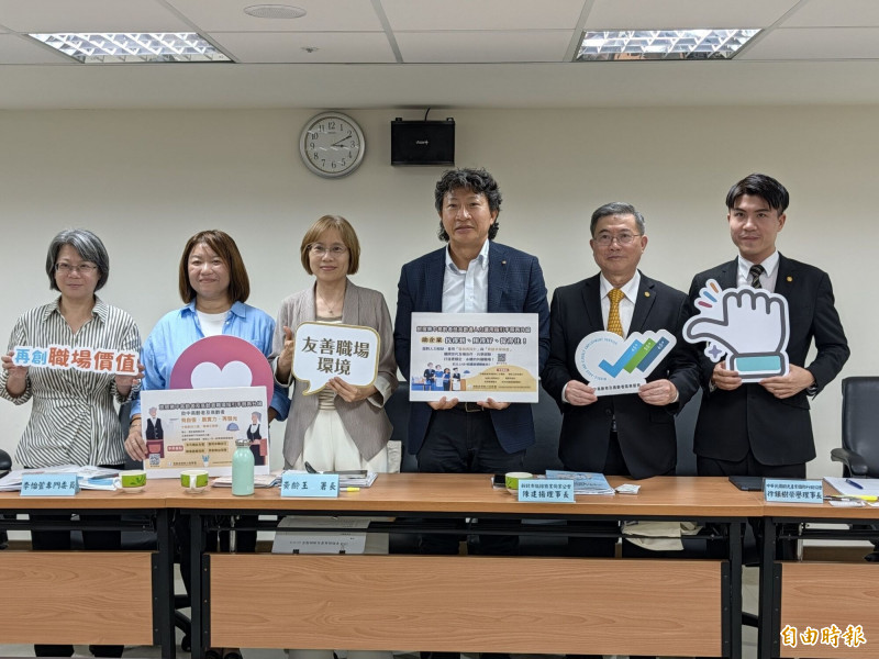 勞動部發布「旅宿業中高齡者及高齡者人力運用指引手冊」,共分「企業版」及「勞工版」2大部分(記者李靚慧