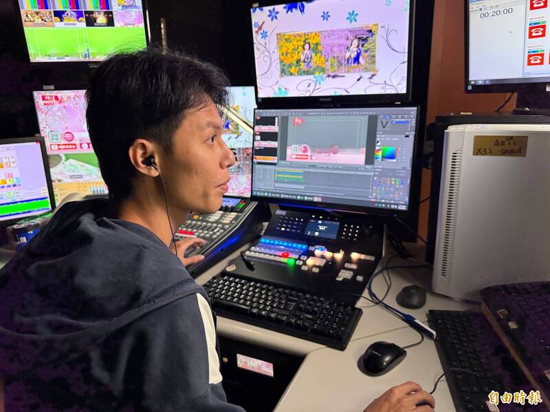 透過虎尾就業中心協助,張弘燁從零開始學習導播、畫面切換、剪輯等技能,現穩定就業找到夢想之路。(記者黃